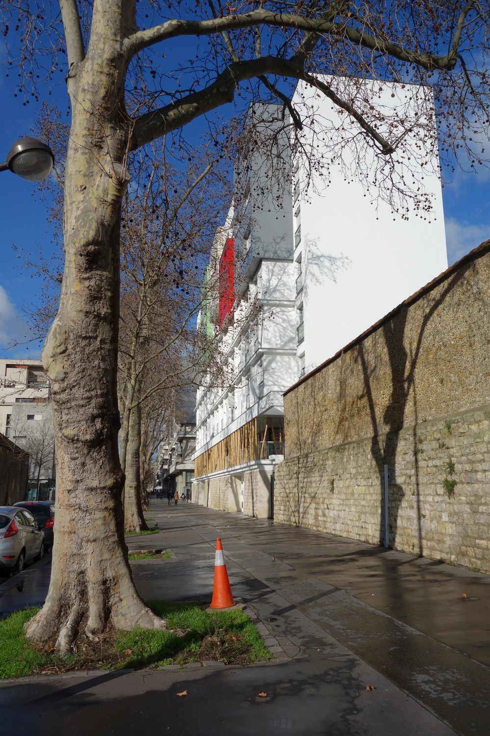 arracher arbre pour mettre trottoir au normes, en profiter pour casser petit mur et construire immeuble. C'est ce qui arriive au stade Léo Lagrange