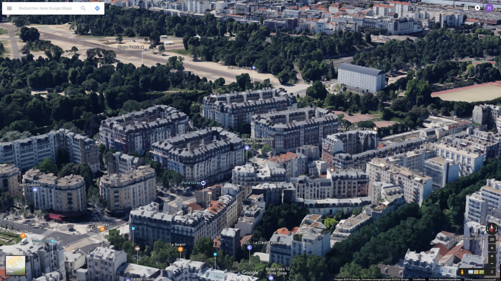 On pose un pion au centre. Après on est est maîtres.