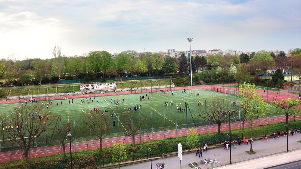 Plus de monde sur le stade que sous la Rapée.